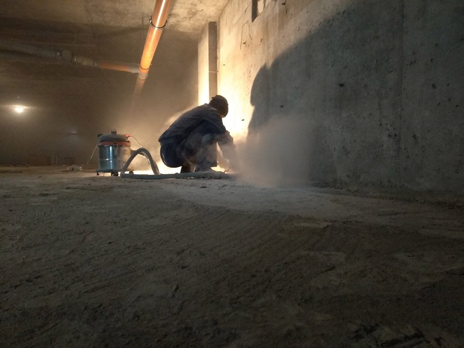 расшивка швов примыкания пол-стена в подвале
